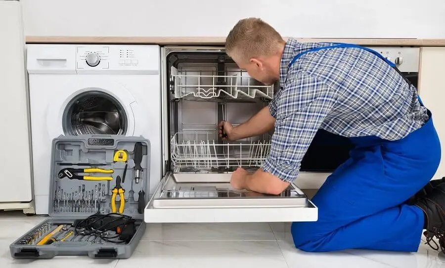 Güdül Vaillant servisi teknisyen ekibi beyaz eşya tamiri yaparken